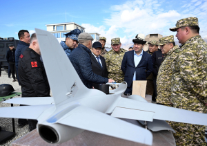 Президент Садыр Жапаровдун жетекчилиги астында жаңы “Акынжы” жана “Аксүнгүр” учкучсуз учуучу аппараттарды колдонуу менен көрсөтмөлүү тактикалык-саптык машыгуулар өткөрүлдү